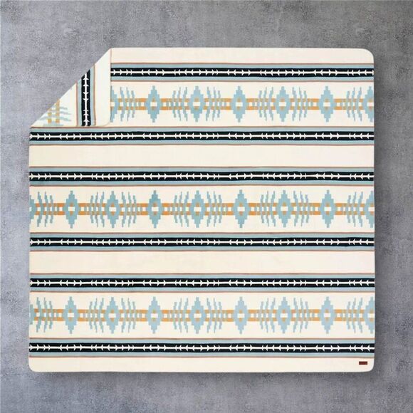 Pendleton blanket - QUEEN SIZE Pendleton plush blanket - NEW WITH TAGS - Picture 4 of 5